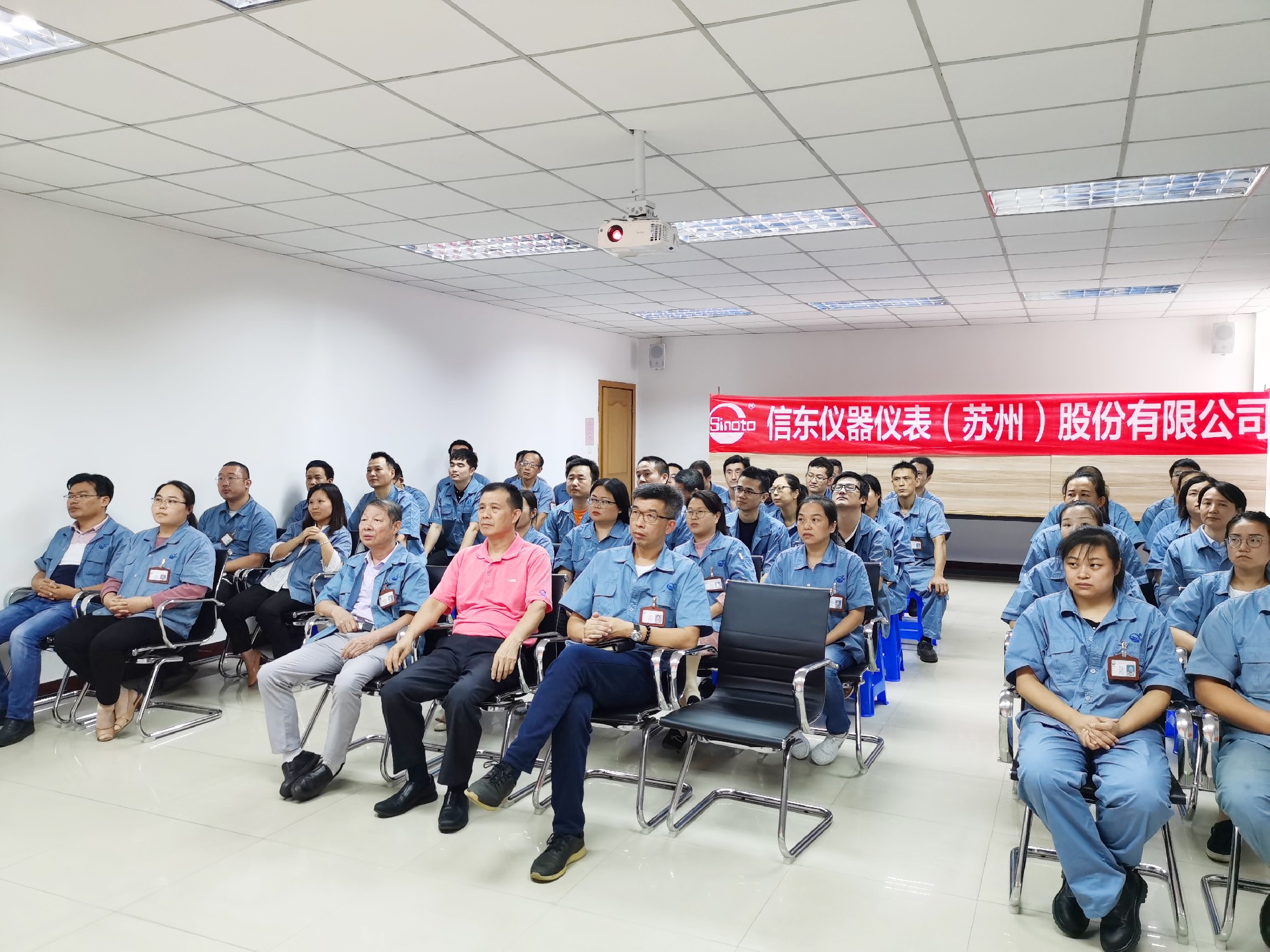 2 大家聚精會神地觀看信東發(fā)展歷程宣傳片.jpg